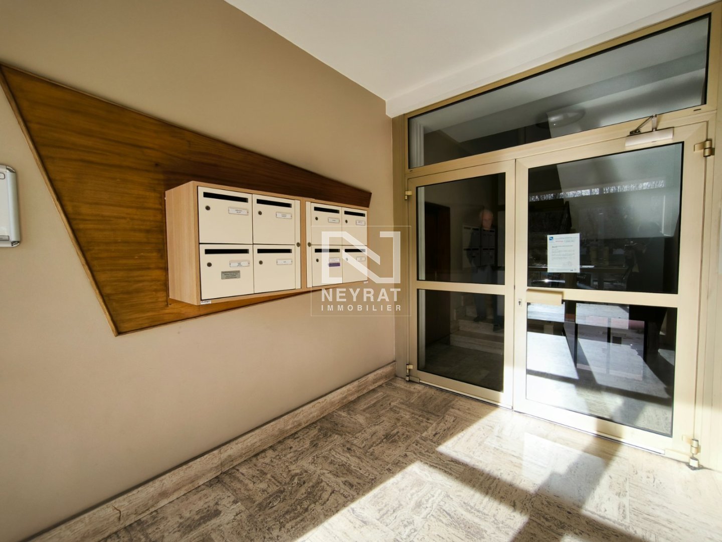 APPARTEMENT T3 AVEC CAVE ET TERRASSE - ST RAPHAEL - 78.67 m2 - 242000€