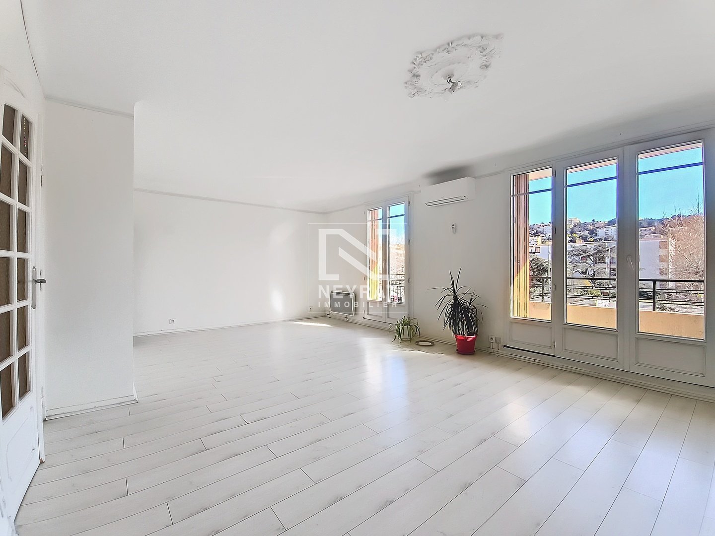 APPARTEMENT T3 AVEC CAVE ET TERRASSE - ST RAPHAEL - 78.67 m2 - 242000€