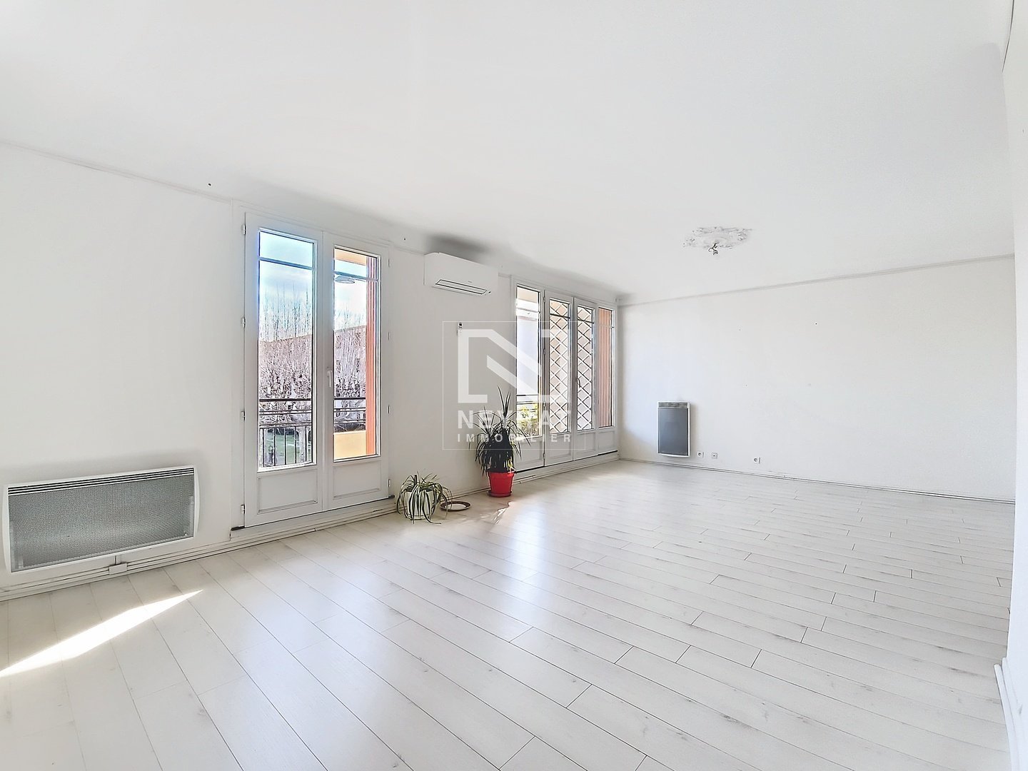 APPARTEMENT T3 AVEC CAVE ET TERRASSE - ST RAPHAEL - 78.67 m2 - 242000€