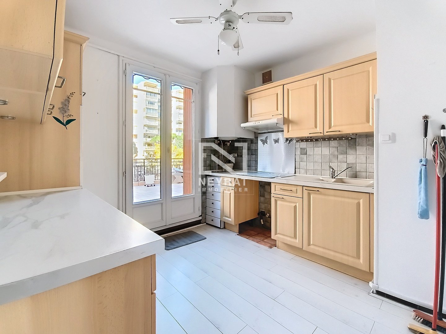 APPARTEMENT T3 AVEC CAVE ET TERRASSE - ST RAPHAEL - 78.67 m2 - 242000€