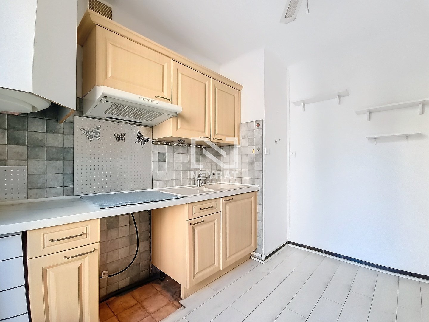 APPARTEMENT T3 AVEC CAVE ET TERRASSE - ST RAPHAEL - 78.67 m2 - 242000€