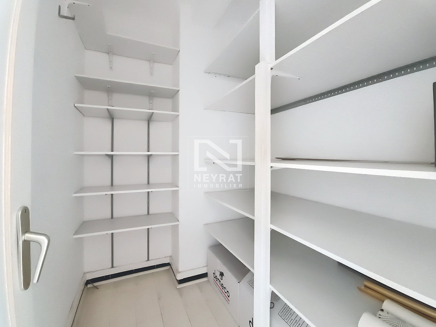 APPARTEMENT T3 AVEC CAVE ET TERRASSE - ST RAPHAEL - 78.67 m2 - 242000€