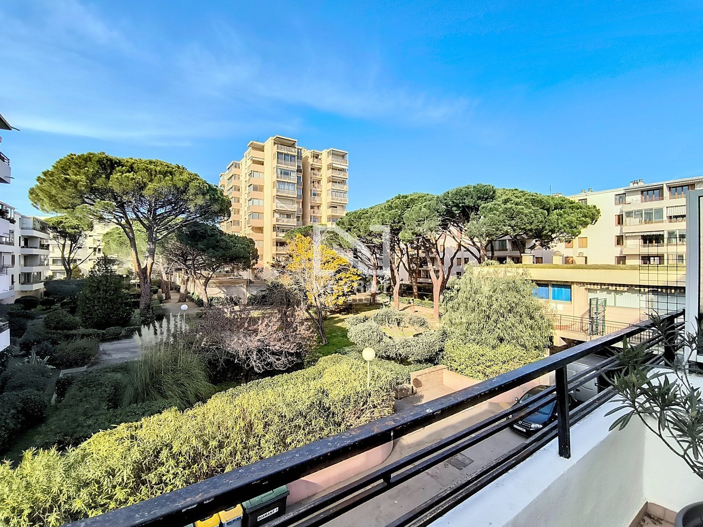 APPARTEMENT T3 AVEC CAVE ET TERRASSE - ST RAPHAEL - 78.67 m2 - 242000€