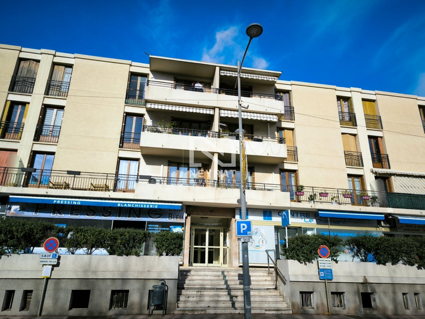 APPARTEMENT T3 AVEC CAVE ET TERRASSE - ST RAPHAEL - 78.67 m2 - 242000€