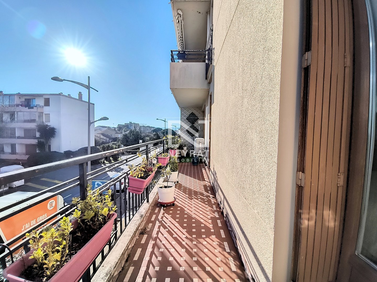 APPARTEMENT T3 AVEC CAVE ET TERRASSE - ST RAPHAEL - 78.67 m2 - 242000€