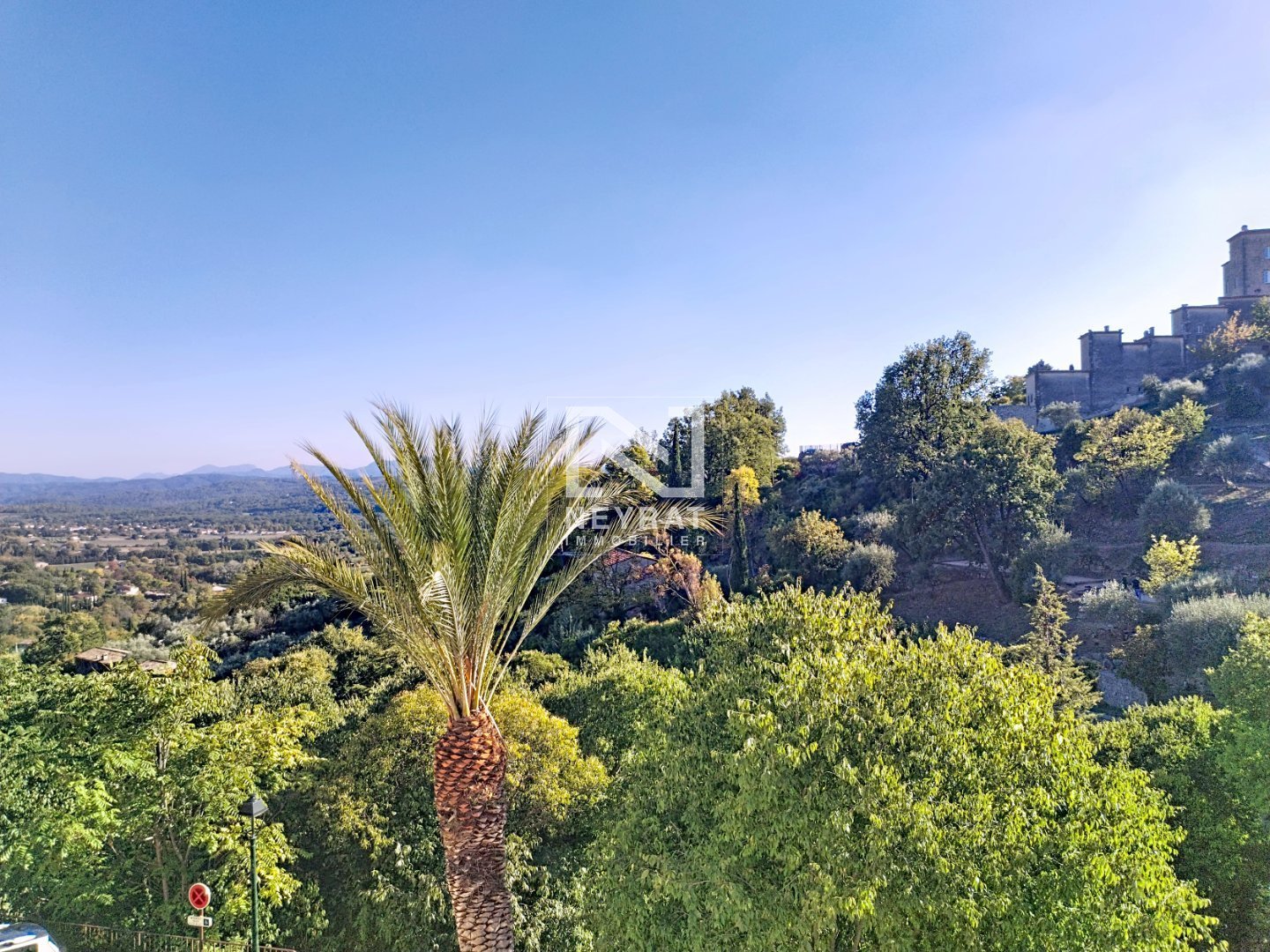 TOURRETTES - SUPERBE APPARTEMENT EN DUPLEX AVEC VUE