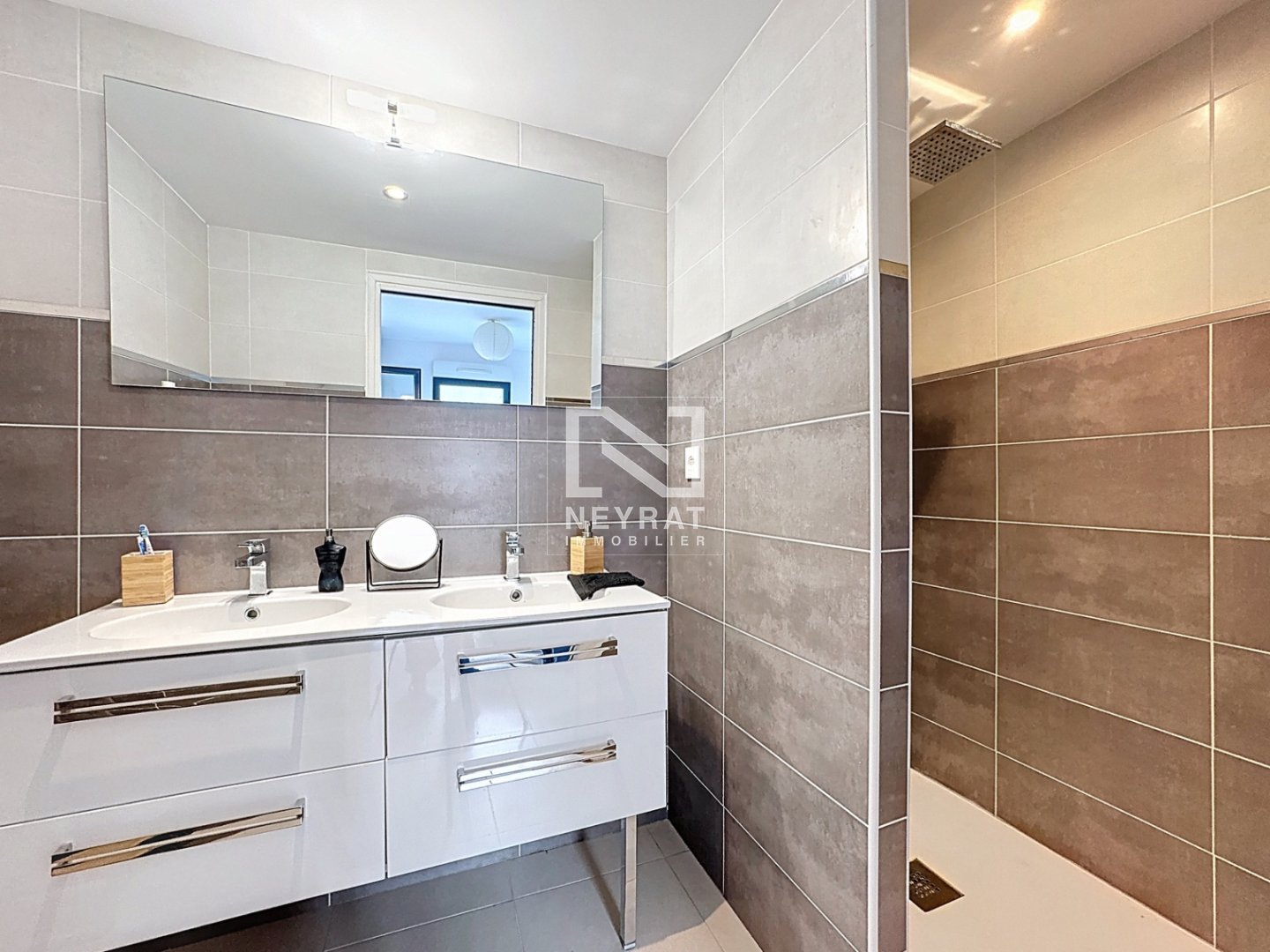 Appartement 4 pi�ces avec 3 garages A VENDRE - ST AYGULF - 111.9 m2 - 995�000�&euro;