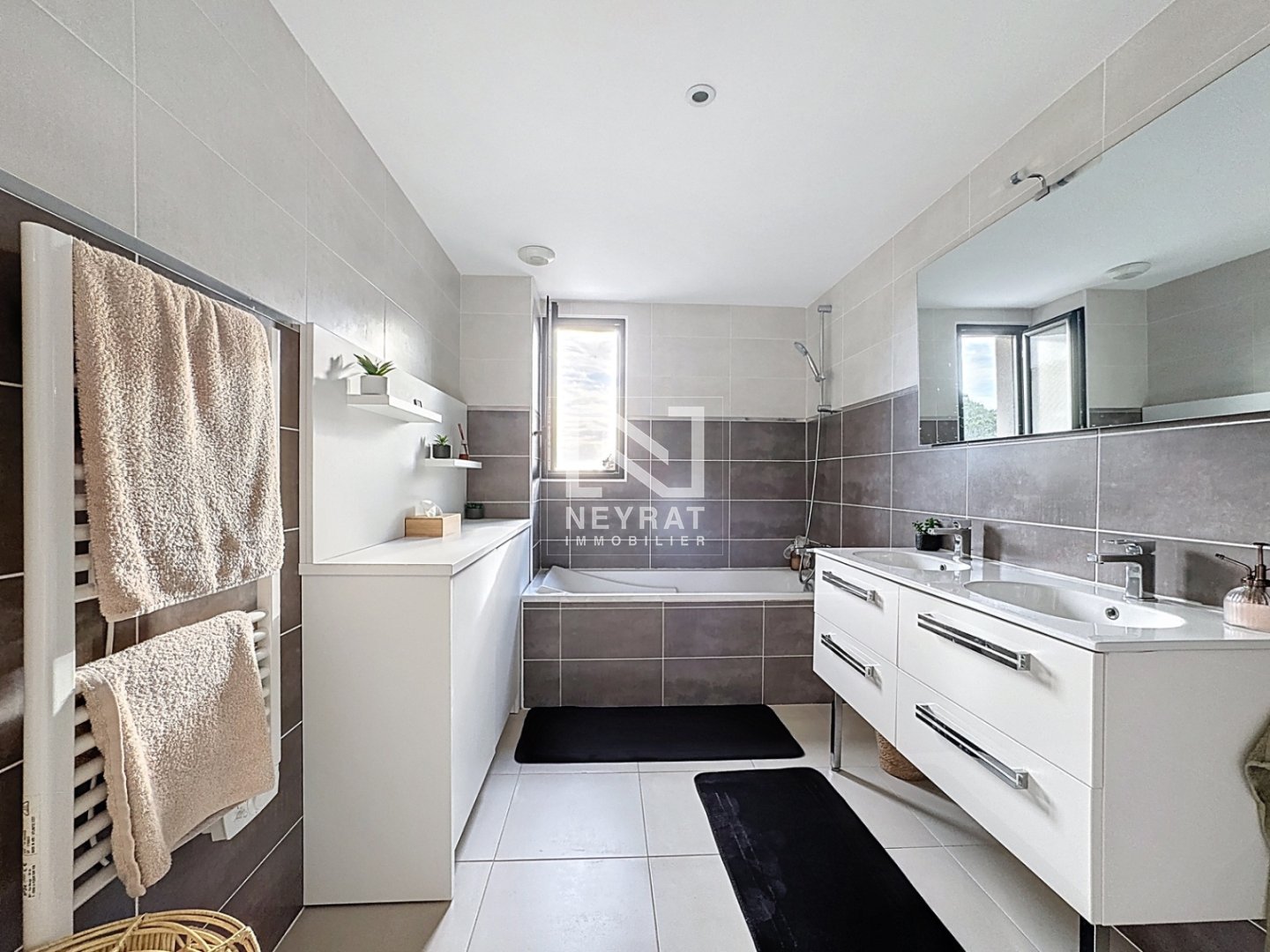 Appartement 4 pi�ces avec 3 garages A VENDRE - ST AYGULF - 111.9 m2 - 995�000�&euro;