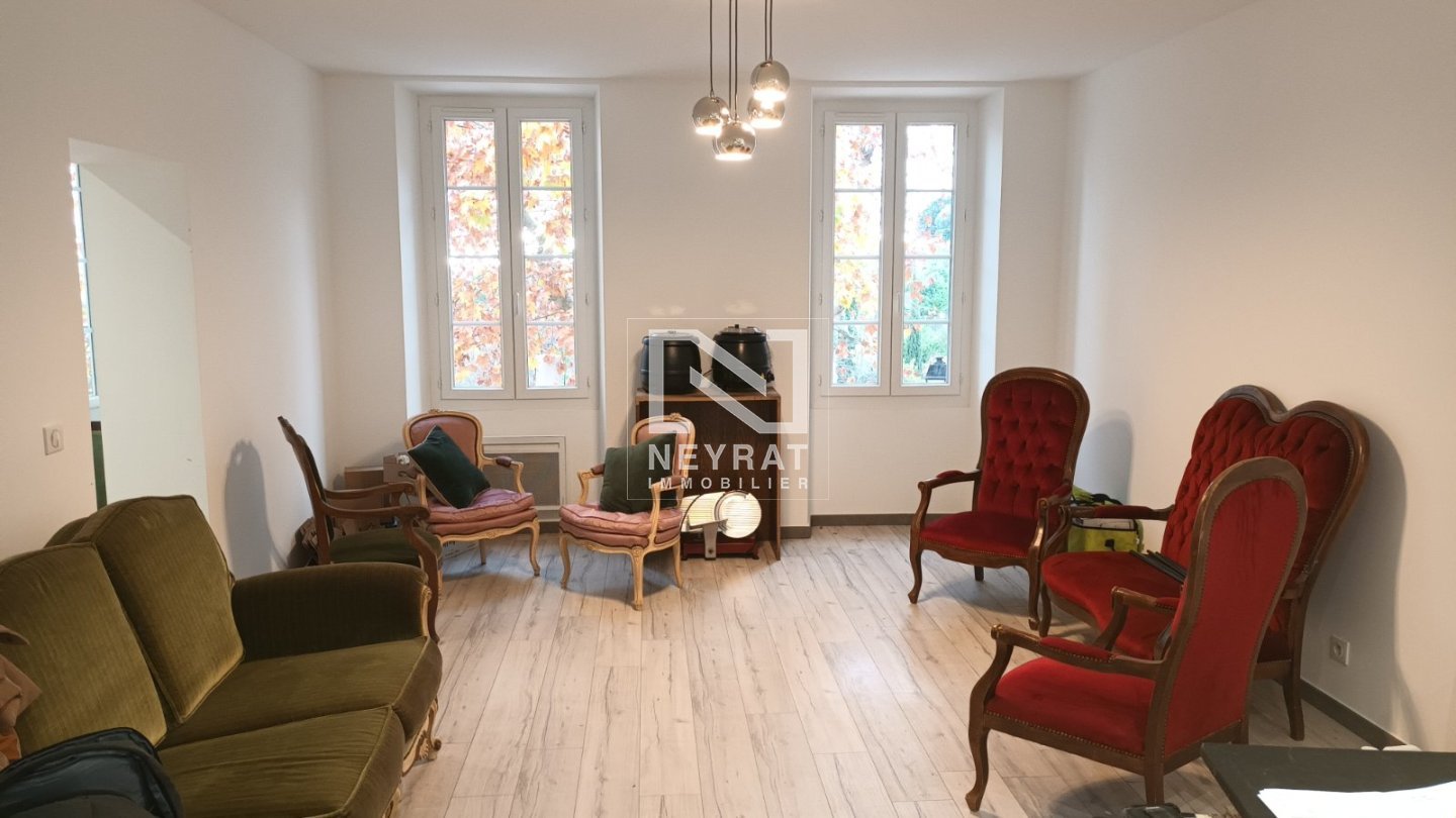 TOURRETTES MAGNIFIQUE APPARTEMENT 2 CHAMBRES + 1 BUREAU