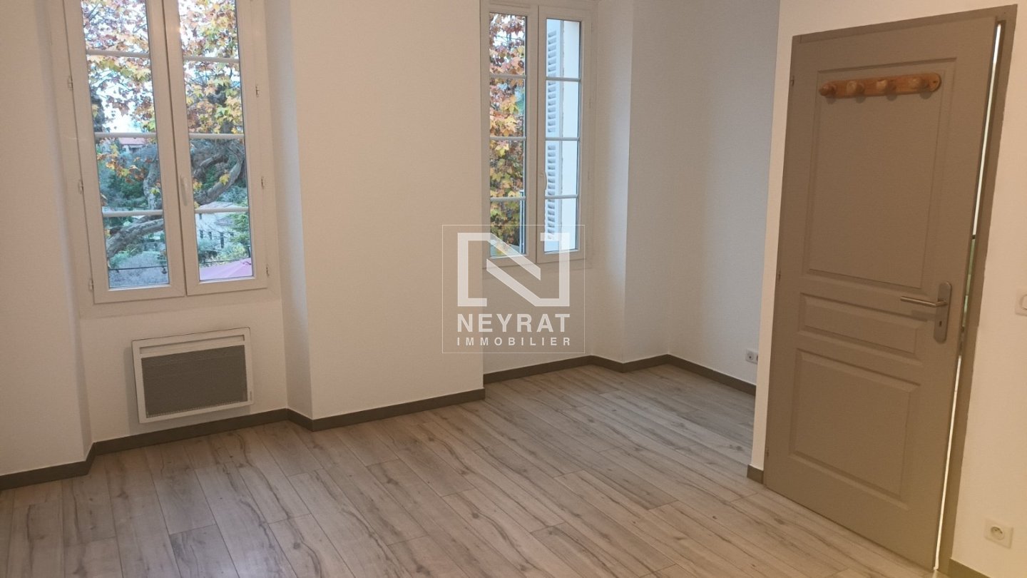 TOURRETTES MAGNIFIQUE APPARTEMENT 2 CHAMBRES + 1 BUREAU