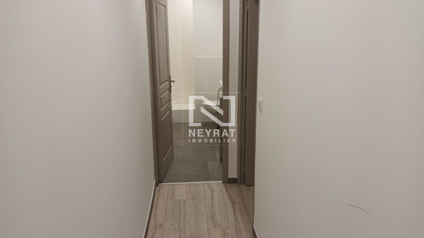 TOURRETTES MAGNIFIQUE APPARTEMENT 2 CHAMBRES + 1 BUREAU