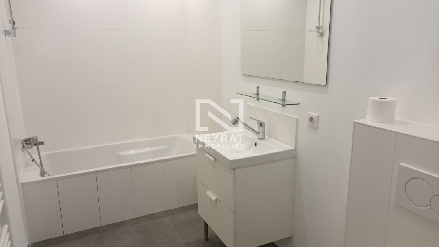 TOURRETTES MAGNIFIQUE APPARTEMENT 2 CHAMBRES + 1 BUREAU