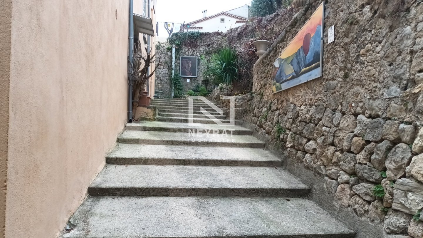 TOURRETTES MAGNIFIQUE APPARTEMENT 2 CHAMBRES + 1 BUREAU