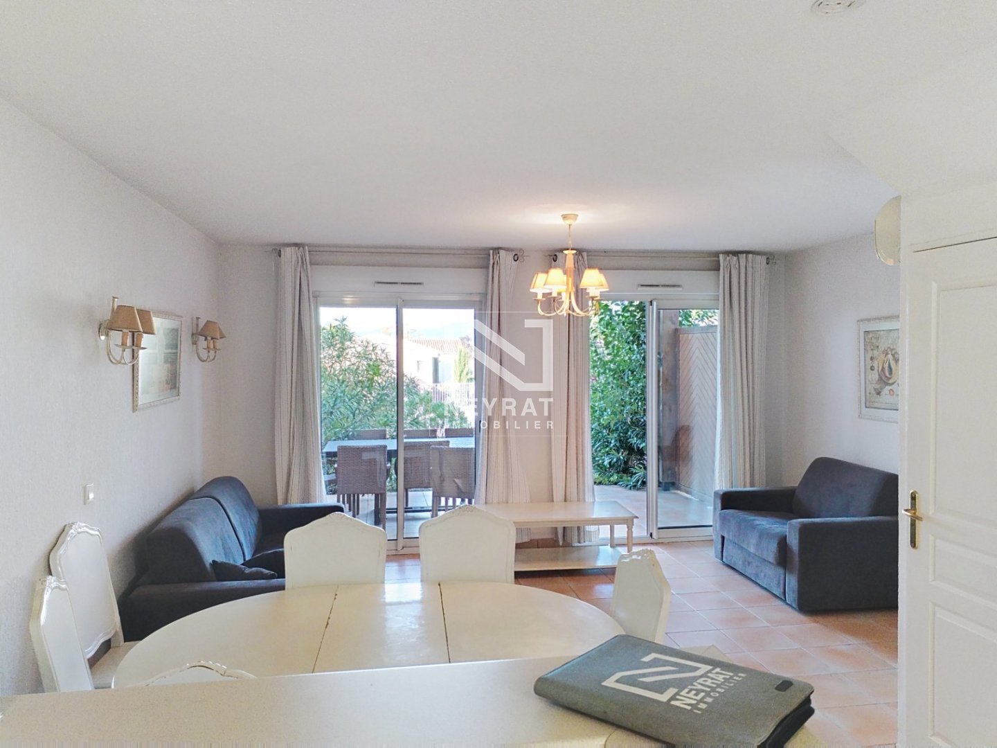 MONTAUROUX - Appartement et  jardin dans une rsidence avec piscine