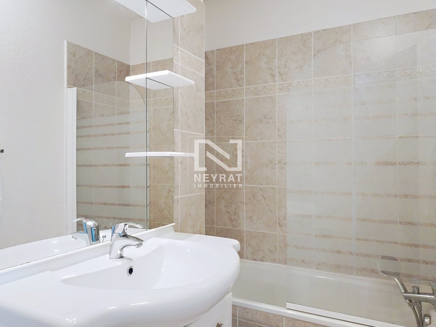 MONTAUROUX - Appartement et  jardin dans une rsidence avec piscine