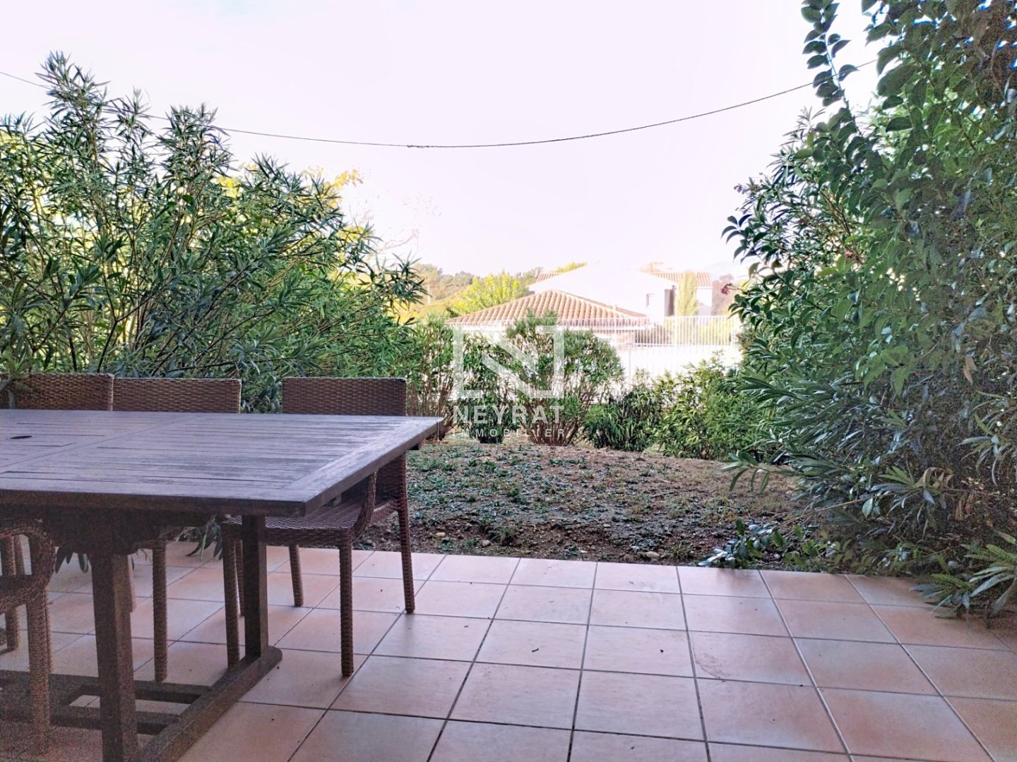 MONTAUROUX - Appartement et  jardin dans une rsidence avec piscine