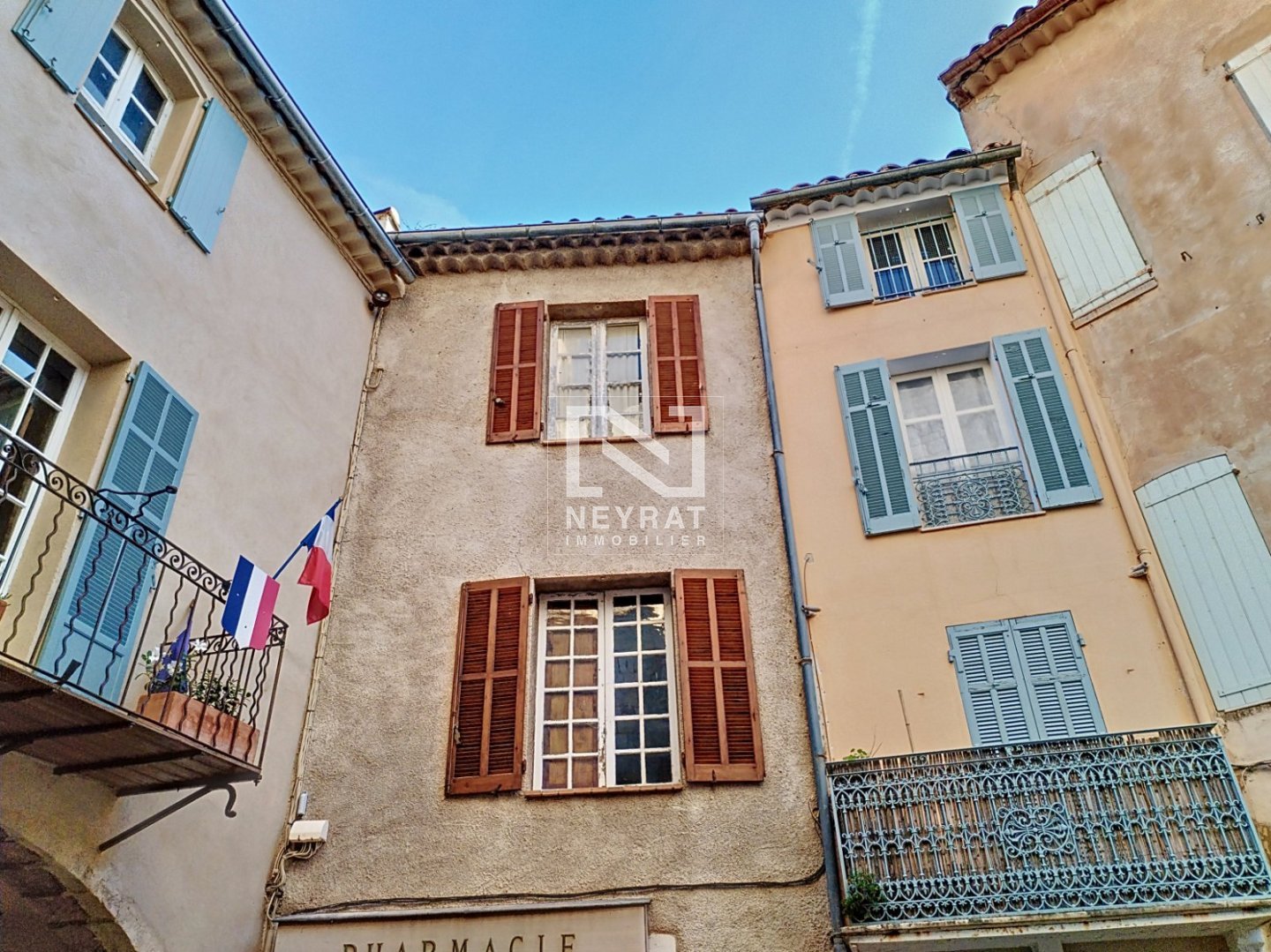 SEILLANS - APPARTEMENT AVEC DEUX TERRASSES - IDEAL INVESTISSEUR