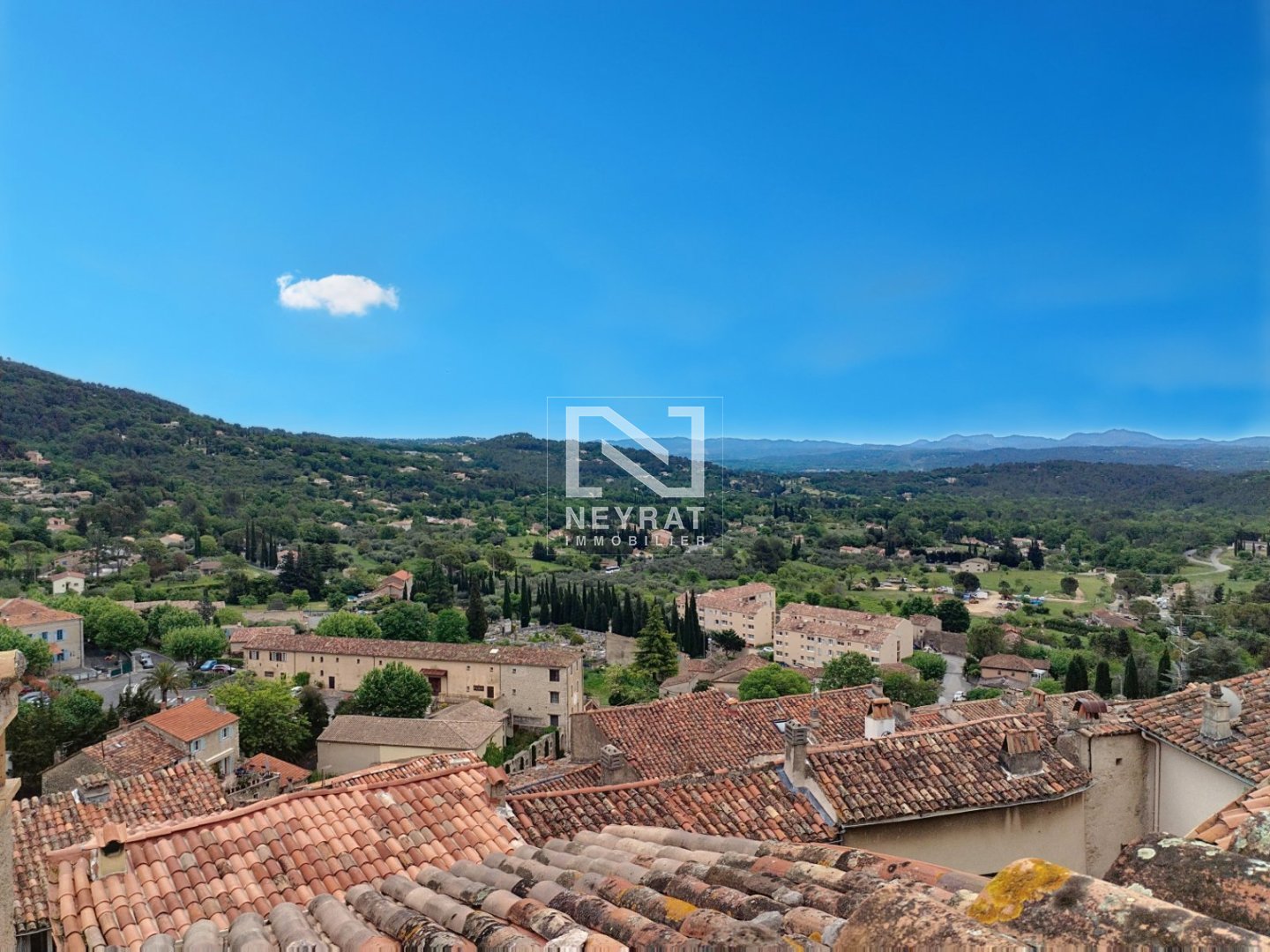 SEILLANS - APPARTEMENT AVEC DEUX TERRASSES - IDEAL INVESTISSEUR