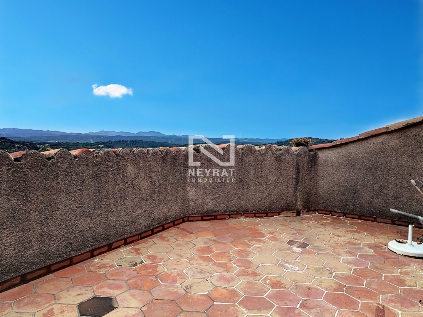 SEILLANS - APPARTEMENT AVEC DEUX TERRASSES - IDEAL INVESTISSEUR