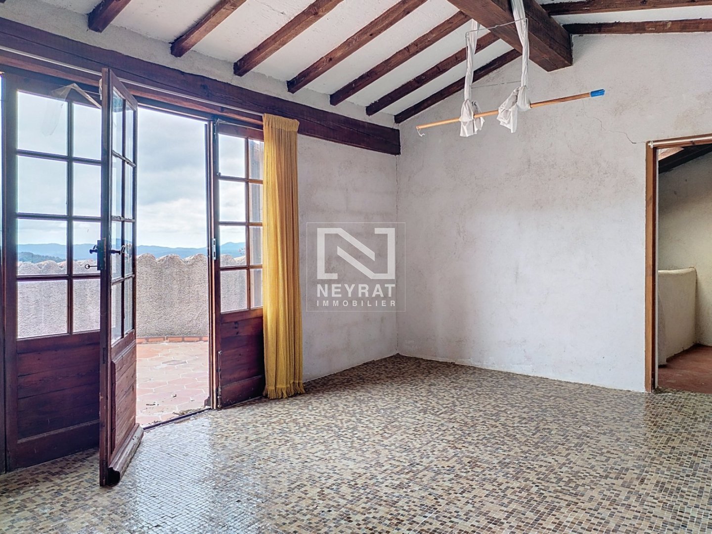 SEILLANS - APPARTEMENT AVEC DEUX TERRASSES - IDEAL INVESTISSEUR