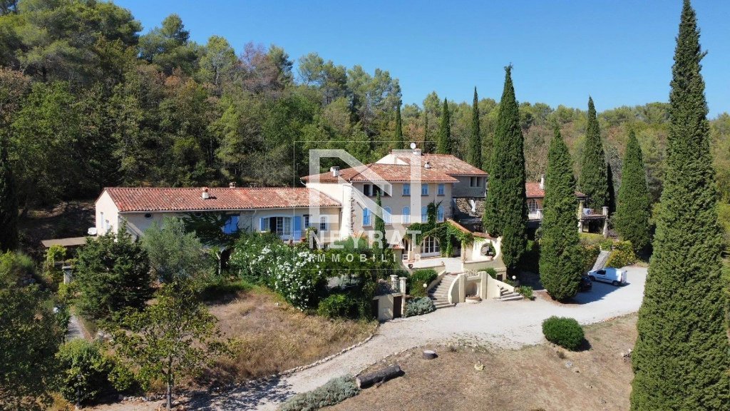 Belle villa dans  grande  bastide provençale A VENDRE - TOURRETTES Maison provençale de charme - 156.25 m2 - 490 000 €